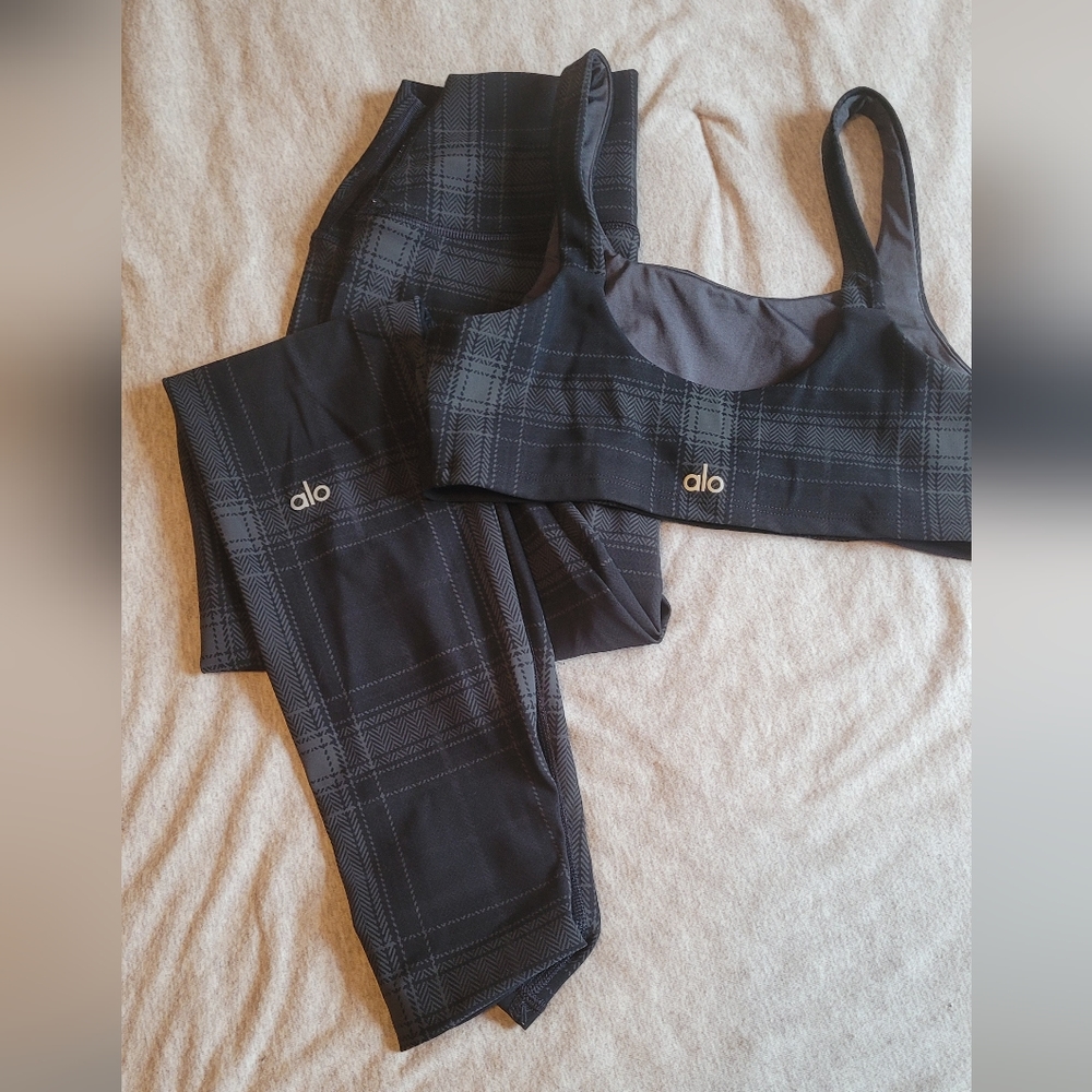 Alo yoga leggings and top set (size small)